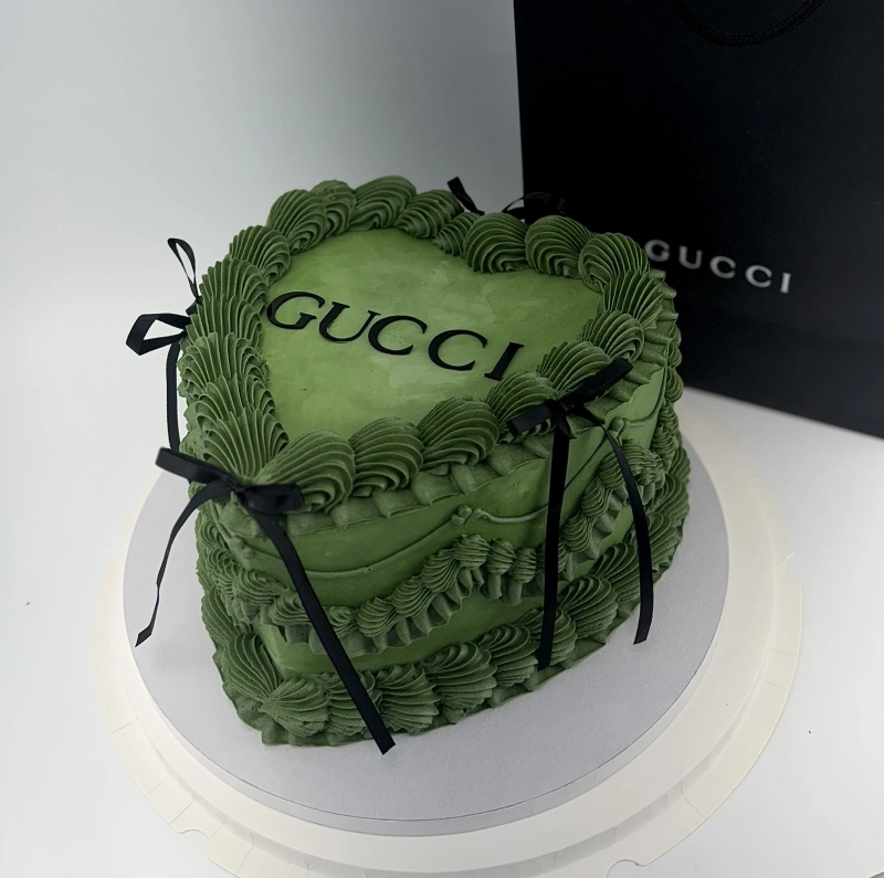Gucci Theme - Heart Vintage Cake